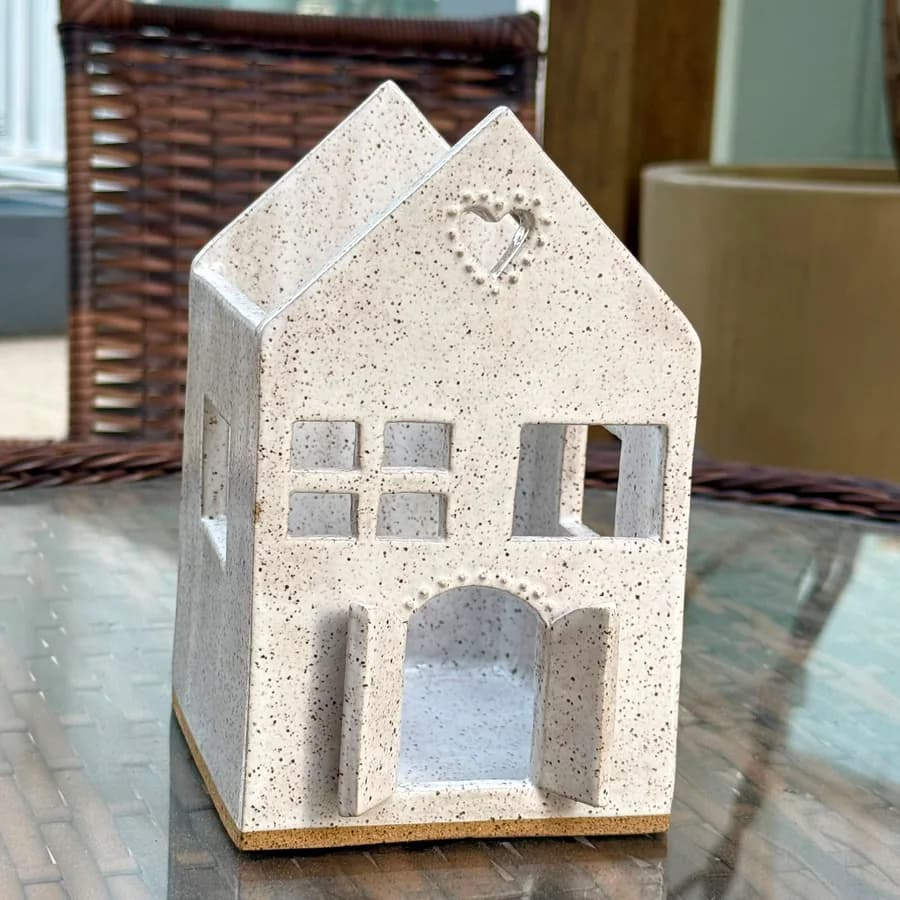 Casinha luminária de cerâmica esmaltada com pintas, feita à mão